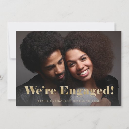 金ゴールドタイポグラフィ2枚の写真婚約のお知らせ 招待状 (正面)