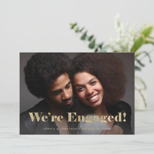 金ゴールドタイポグラフィ2枚の写真婚約のお知らせ 招待状 (スタンド正面)