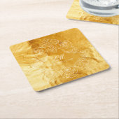 金ゴールドテクスチャヴィンテージモノグラム結婚クレストのロゴ スクエアペーパーコースター (アングル)