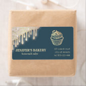 金ゴールドドリップス自家製のカップケーキとパッケージ ラベル (インサイチュ)