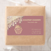 金ゴールドドリップス自家製のカップケーキとパッケージ ラベル (インサイチュ)