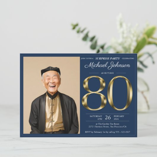金ゴールドネイビーブルーフォトサプライズ80誕生日 招待状 (スタンド正面)