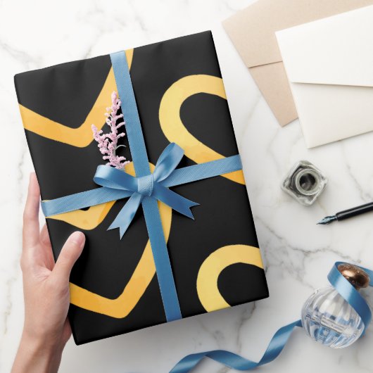 金ゴールドハートの黒い背景の折り返し紙 ラッピングペーパー (ギフト)