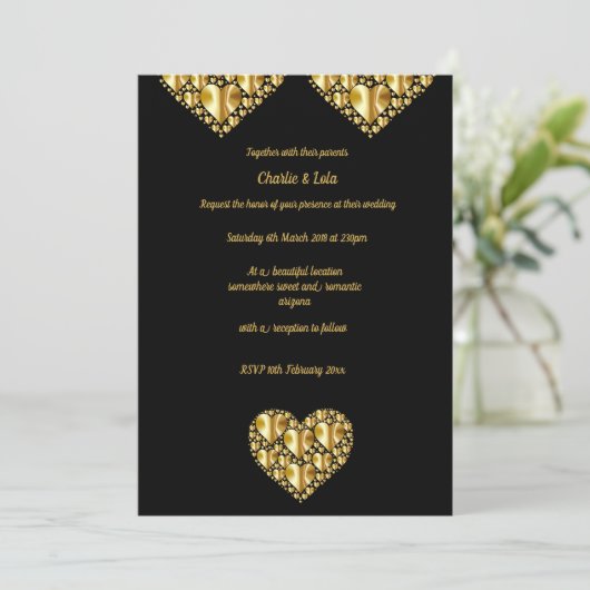 金ゴールドハート結婚式招待状黒い背景 招待状 (スタンド正面)