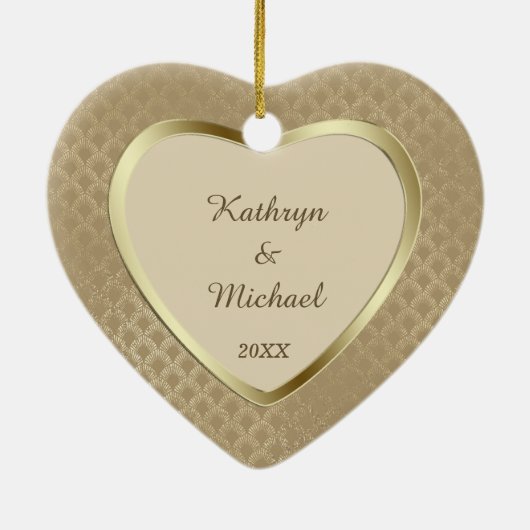 金ゴールドパターエレガントン私たちの最初のバレンタインオーナメント セラミックオーナメント (裏面)