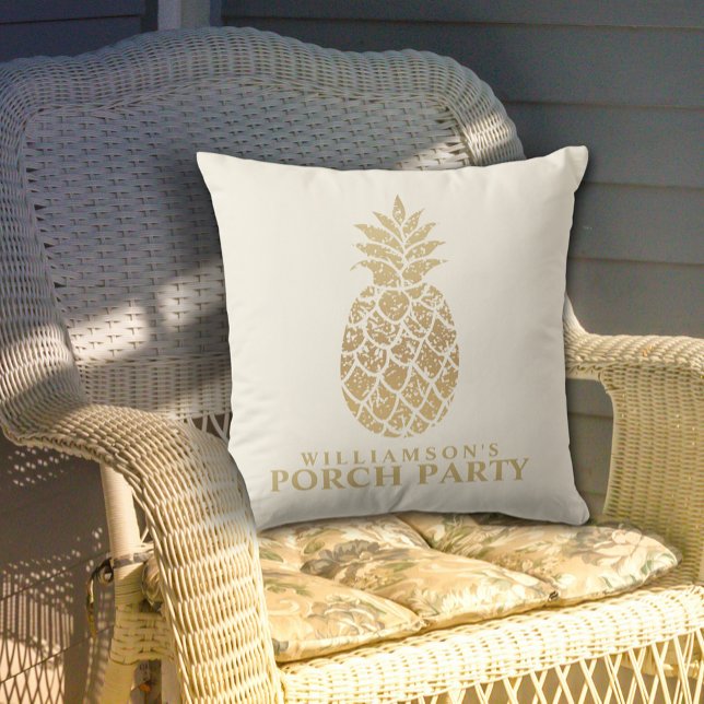 金ゴールドパーソナライズされたパイナップルポーチパーティー アウトドアクッション (Personalized Gold Pineapples Porch Party Outdoor Pillow in 2 sizes)