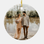 金ゴールドフェイクグリッターとブラック新婚クリスマスフォト セラミックオーナメント (裏面)