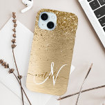 金ゴールドフェイクブラシ仕上げ金属グリッタープリントモノグラム iPhone 15ケース<br><div class="desc">簡単にパーソナライズこのトレンディーシックな電話ケースデザインかわいらしは、金ゴールドのブラッシュドきらめくメタル背景に金ゴールドグリッターを搭載。</div>