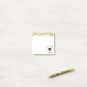 金ゴールドフェイク紙吹雪および卒業キャップクラス20xx ポストイット (デスク上)