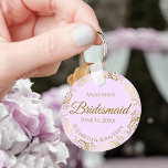 金ゴールドフリルと薄紫紫の花嫁の結婚贈り物 キーホルダー<br><div class="desc">これらのキーホルダーは与え、あなたの結婚式のパーティーで花嫁に好意として設計されている。薄紫紫シンプル色のバックエレガントグランドと金ゴールドス淡い色のクリプトレタリングと金の箔のフローラを持つ未だデザインのを備えフェイクている。文字は、彼女の名前、カップルの名前と日付の宇宙を持つ"Bridesmaid"結婚と言う。特別な日感謝していに参加するための完璧な方法！</div>