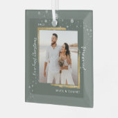 金ゴールドフレーム写真の私たちの初めてのクリスマス 結婚した  ガラスオーナメント (正面左)