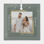 金ゴールドフレーム写真の私たちの初めてのクリスマス 結婚した  ガラスオーナメント (正面)