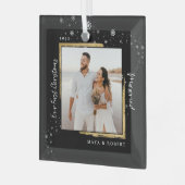 金ゴールドフレーム写真の私たちの初めてのクリスマス 結婚した   ガラスオーナメント (正面左)