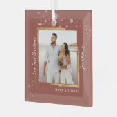 金ゴールドフレーム写真の私たちの初めてのクリスマス 結婚した ガラスオーナメント (正面左)