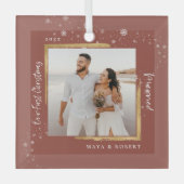 金ゴールドフレーム写真の私たちの初めてのクリスマス 結婚した ガラスオーナメント (正面)