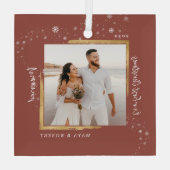 金ゴールドフレーム写真の私たちの初めてのクリスマス 結婚した ガラスオーナメント (裏面)