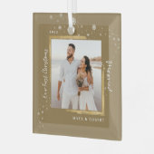 金ゴールドフレーム写真の私たちの初めてのクリスマス 結婚した ガラスオーナメント (正面左)