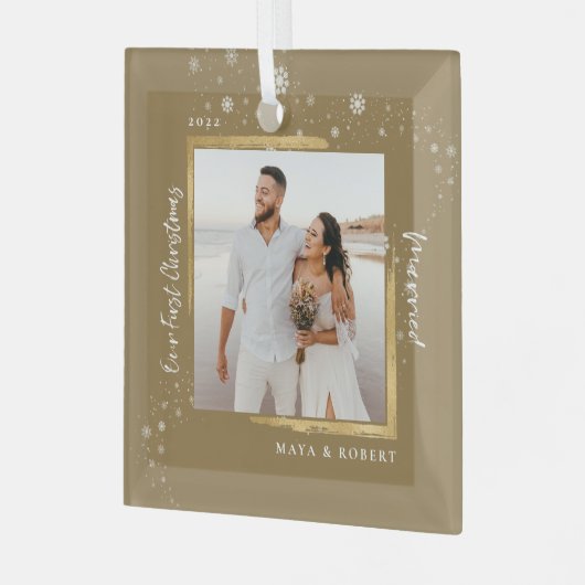 金ゴールドフレーム写真の私たちの初めてのクリスマス 結婚した ガラスオーナメント (正面左)