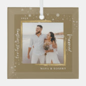 金ゴールドフレーム写真の私たちの初めてのクリスマス 結婚した ガラスオーナメント (正面)