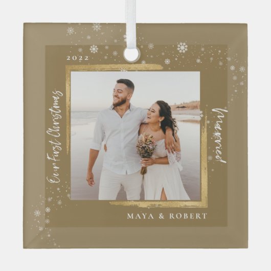 金ゴールドフレーム写真の私たちの初めてのクリスマス 結婚した ガラスオーナメント (正面)