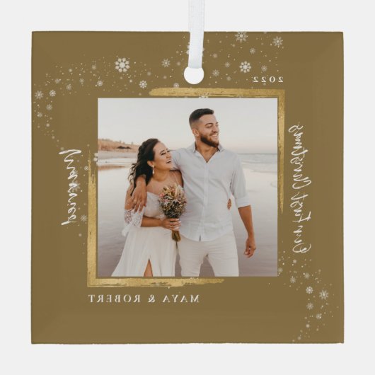 金ゴールドフレーム写真の私たちの初めてのクリスマス 結婚した ガラスオーナメント (裏面)