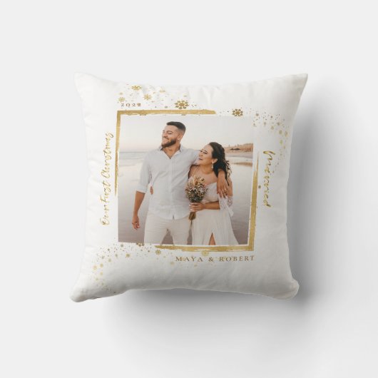 金ゴールドフレーム写真の私たちの初めてのクリスマス 結婚した クッション (裏面)