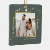 金ゴールドフレーム写真の私たちの初めてのクリスマス 結婚した セラミックオーナメント (右)