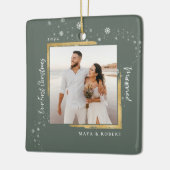 金ゴールドフレーム写真の私たちの初めてのクリスマス 結婚した セラミックオーナメント (左)