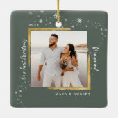 金ゴールドフレーム写真の私たちの初めてのクリスマス 結婚した セラミックオーナメント (裏面)