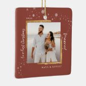 金ゴールドフレーム写真の私たちの初めてのクリスマス 結婚した セラミックオーナメント (右)