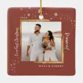 金ゴールドフレーム写真の私たちの初めてのクリスマス 結婚した セラミックオーナメント (裏面)