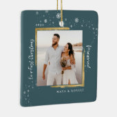 金ゴールドフレーム写真の私たちの初めてのクリスマス 結婚した セラミックオーナメント (右)
