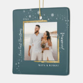 金ゴールドフレーム写真の私たちの初めてのクリスマス 結婚した セラミックオーナメント (左)