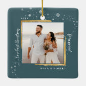 金ゴールドフレーム写真の私たちの初めてのクリスマス 結婚した セラミックオーナメント (裏面)