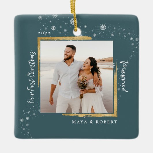 金ゴールドフレーム写真の私たちの初めてのクリスマス 結婚した セラミックオーナメント (正面)
