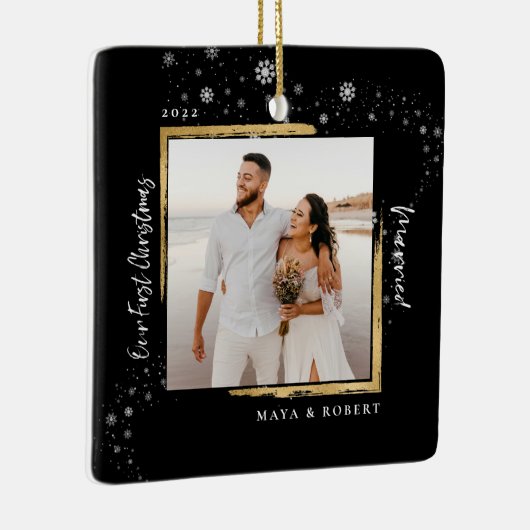金ゴールドフレーム写真の私たちの初めてのクリスマス 結婚した  セラミックオーナメント (右)