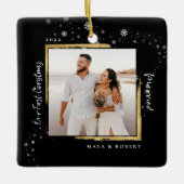 金ゴールドフレーム写真の私たちの初めてのクリスマス 結婚した  セラミックオーナメント (正面)