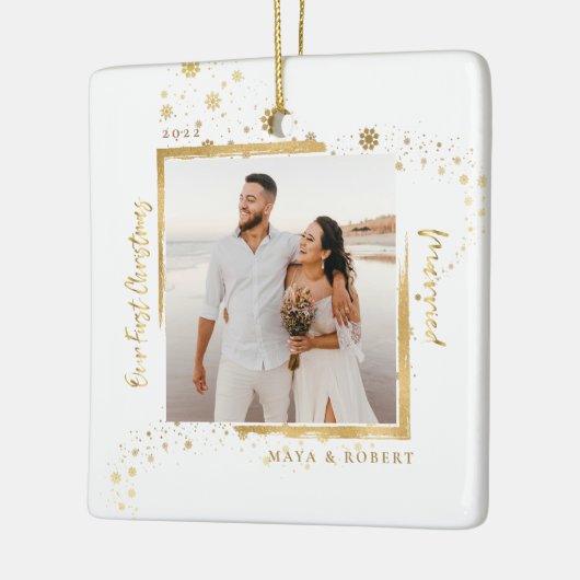 金ゴールドフレーム写真の私たちの初めてのクリスマス 結婚した セラミックオーナメント (左)