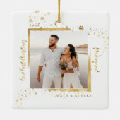 金ゴールドフレーム写真の私たちの初めてのクリスマス 結婚した セラミックオーナメント (裏面)