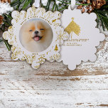 金ゴールドフローラペットの初めてのクリスマス写真 オーナメントカード<br><div class="desc">フェスティバルの金ゴールドのChristmasの植物の群れがあなたのペットの写真を取り囲むこお気に入りのとホリデーシーズン。このカスタマイズ紙のオーナメントカードの前後に簡単に個人の詳細を送信しユニークて、自分、家族や友人のための完璧な休日の挨拶と記念品を贈る。</div>