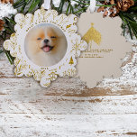金ゴールドフローラペットの初めてのクリスマス写真 オーナメントカード<br><div class="desc">フェスティバルの金ゴールドのChristmasの植物の群れがあなたのペットの写真を取り囲むこお気に入りのとホリデーシーズン。このカスタマイズ紙のオーナメントカードの前後に簡単に個人の詳細を送信しユニークて、自分、家族や友人のための完璧な休日の挨拶と記念品を贈る。</div>