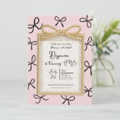 金ゴールドボウフレームリトルブラック弓ピンク1st誕生日 招待状 (スタンド正面)