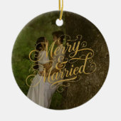 金ゴールドメリーと結婚した初めてのクリスマスフォトホリデー セラミックオーナメント (正面)