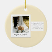 金ゴールドメリーと結婚した初めてのクリスマスフォトホリデー セラミックオーナメント (裏面)