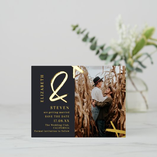 金ゴールドモダンアンパサンド写真結婚式の日付を保存 箔招待状ポストカード (立ち正面)