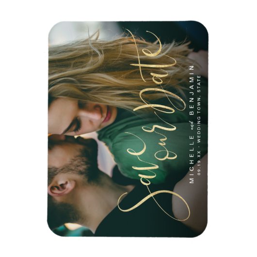 金ゴールドモダンスクリプト写真の結婚式の日付を保存 マグネット (縦)