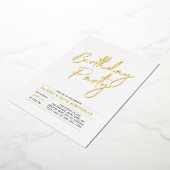 金ゴールドモダンブラシスクリプト大人の誕生日パーティー 箔招待状 (回転した状態)