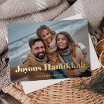 金ゴールドモダン文字と写真 | Joyous Hanukkah 箔シーズンカード<br><div class="desc">このシンプルスタイリッシュと休日カードは、カードの前面を横切るあなたの個人的な写真とはっきりした金ゴールドホイルモダンタイポグラフィで"Joyous Hanukkah"と言う。カードの裏は白シンプル色。</div>