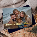 金ゴールドモダン文字と写真 | Joyous Hanukkah 箔シーズンカード<br><div class="desc">このシンプルスタイリッシュと休日カードは、カードの前面を横切るあなたの個人的な写真とはっきりした金ゴールドホイルモダンタイポグラフィで"Joyous Hanukkah"と言う。カードの裏は紺色。</div>