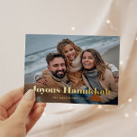 金ゴールドモダン文字と写真 | Joyous Hanukkah 箔シーズンポストカード<br><div class="desc">このシンプルと休日のハガキスタイリッシュは、カードの前面に向かって自分の写真とはっきりした金ゴールドホイルモダンタイポグラフィの中に「Joyous Hanukkah」と書いてあエレガントる。あなたの個人的な休日のメッセージは、別の小さな家族の写真と一緒に背面に行くことができる。</div>
